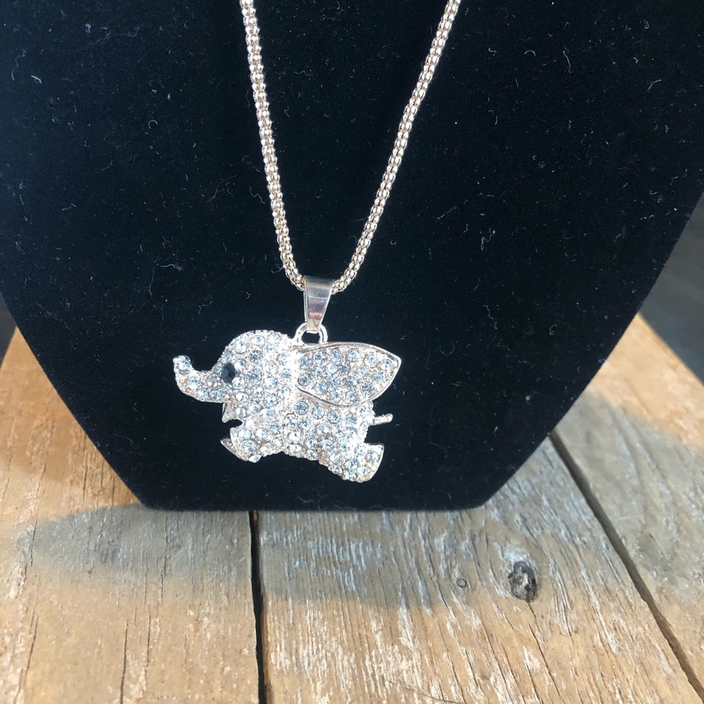 Rhinestone Gold tone Elephant Pendant with 29” chain NWT - Lovely ❤️